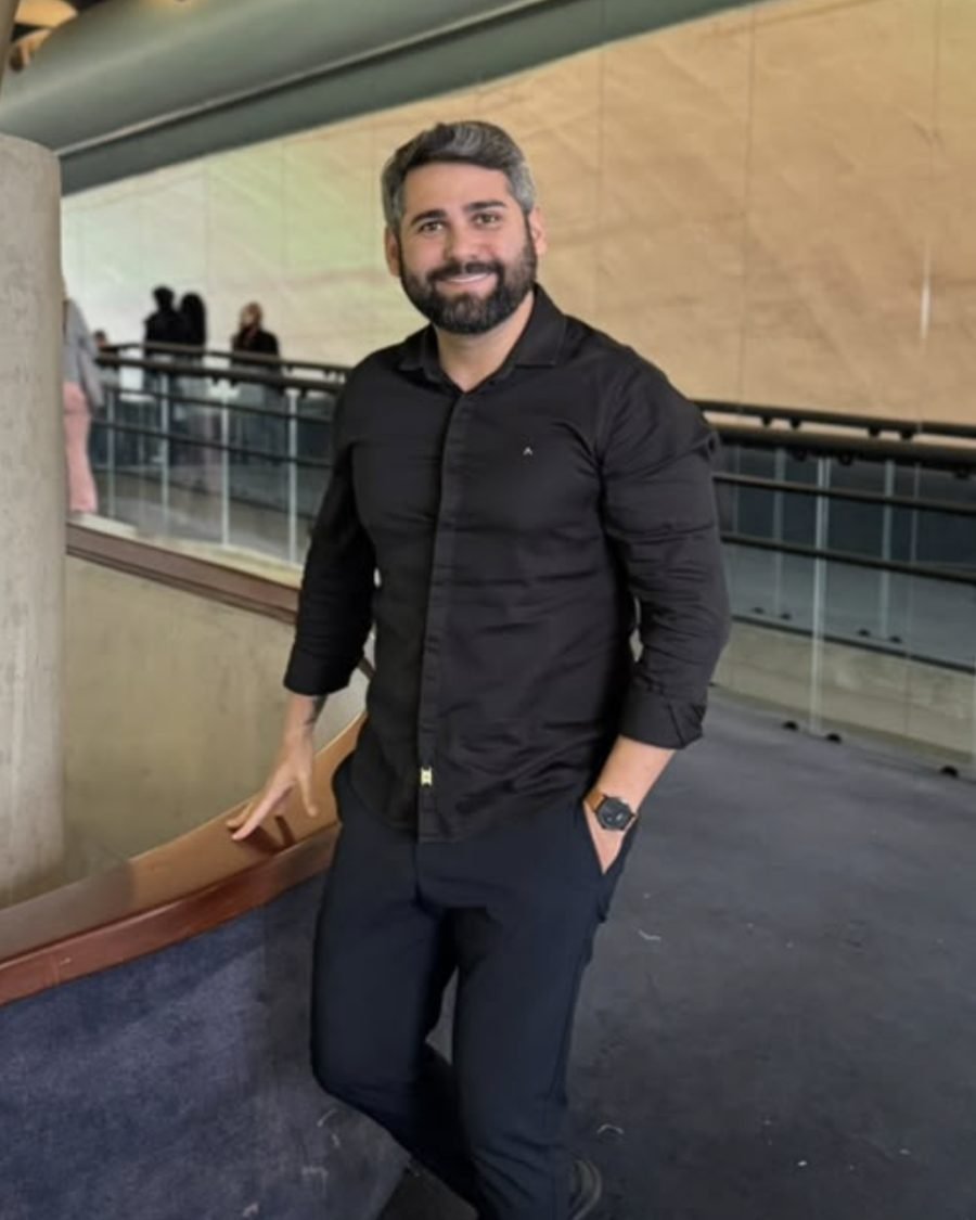 Italo Lima de camisa preta, sorrindo