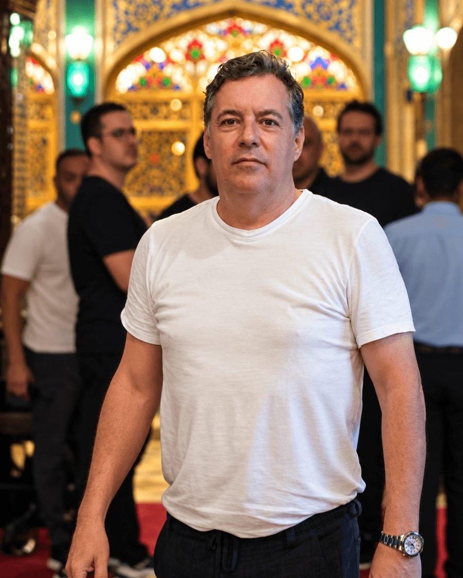 Leopoldo Arias de camiseta branca