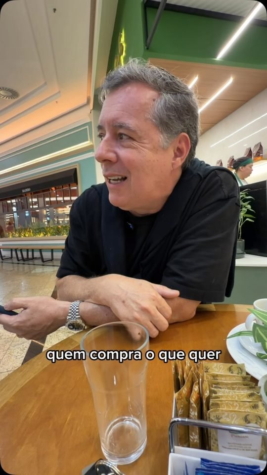 Frame de vídeo do Leopoldo em um café