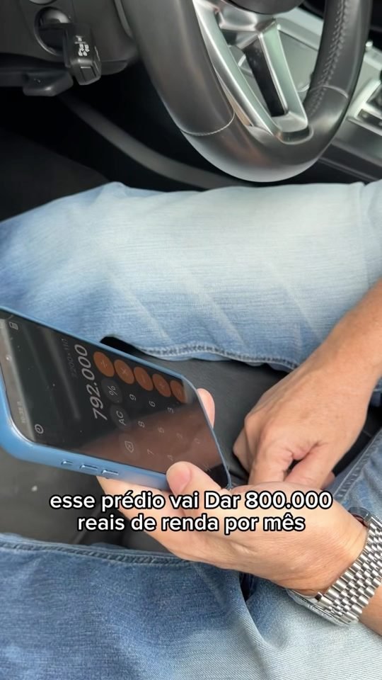 Leopoldo mostra no celular a conta de renda de um prédio